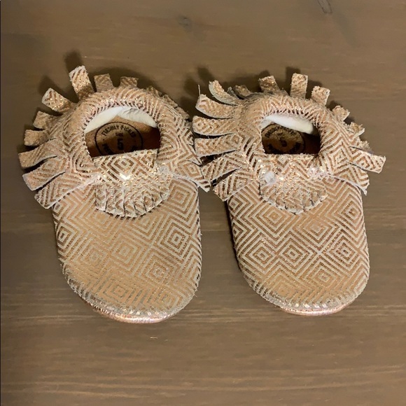 Freshly Picked Rose Gold Metallic Leather Chevron Moccasins - Baby Size 5 - Picture 2 of 2